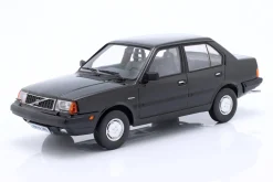 Volvo 360 Baujahr 1987 schwarz metallic 1:18 Triple9