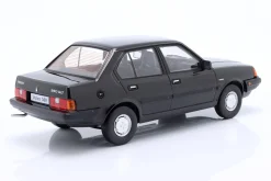 Volvo 360 Baujahr 1987 schwarz metallic 1:18 Triple9