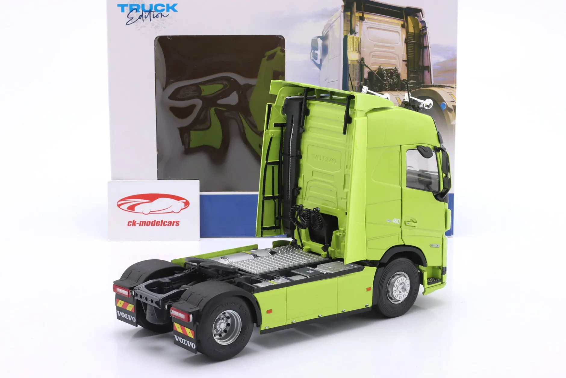 Volvo FH Globetrotter XL Sattelzugmaschine 2023 neongrün 1:24 Solido