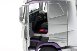 Volvo FH Globetrotter XL Sattelzugmaschine 2023 silber / lila 1:24 Solido