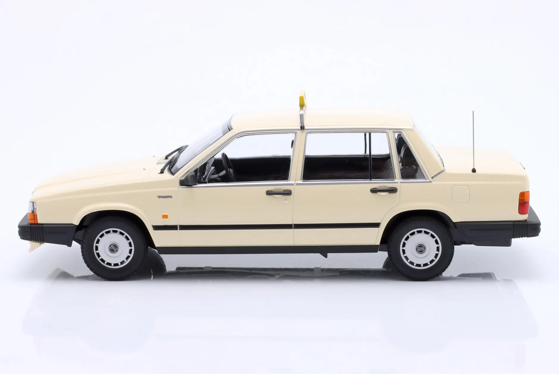 Volvo 740 GL Taxi Deutschland Baujahr 1986 beige 1:18 Minichamps