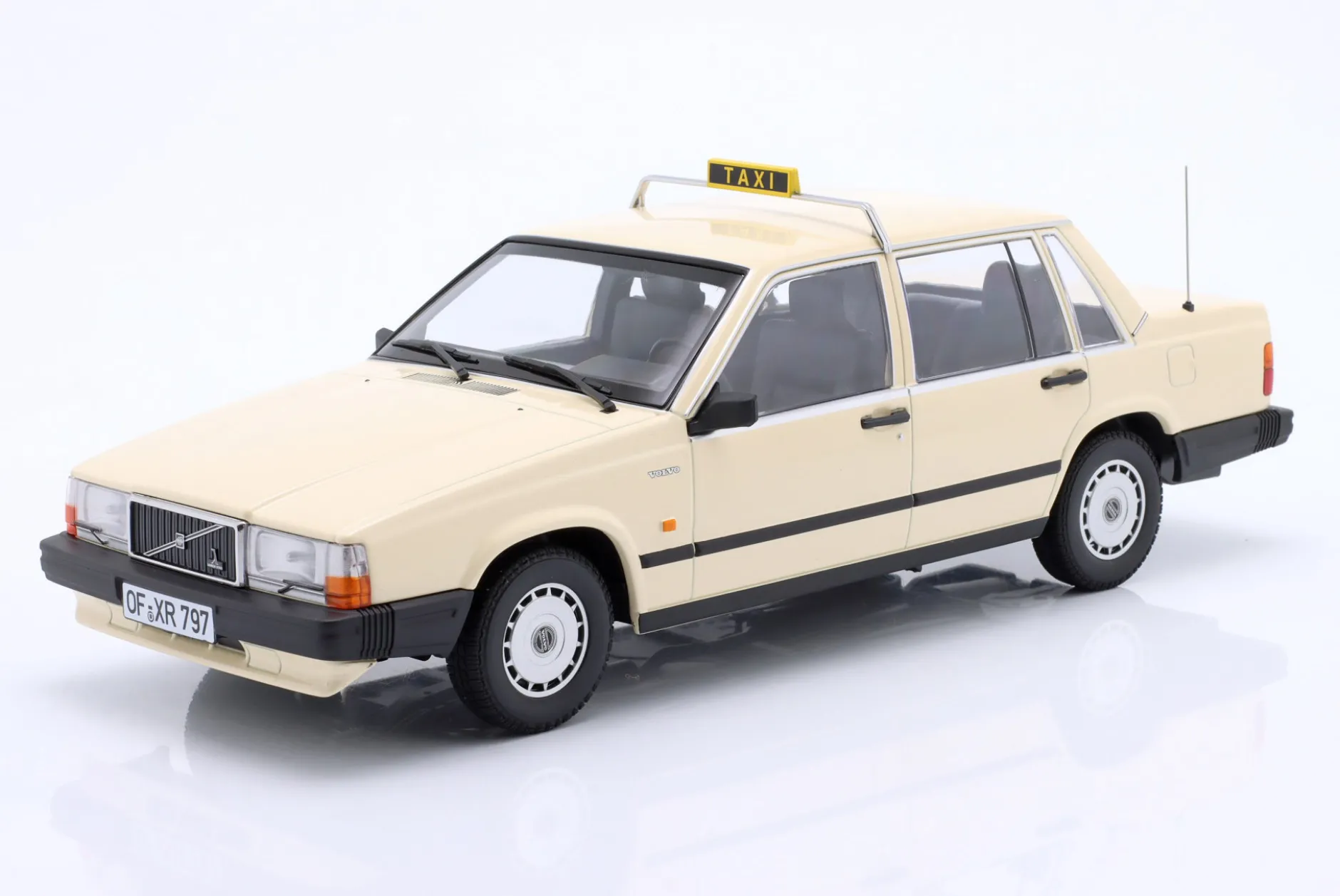 Volvo 740 GL Taxi Deutschland Baujahr 1986 beige 1:18 Minichamps