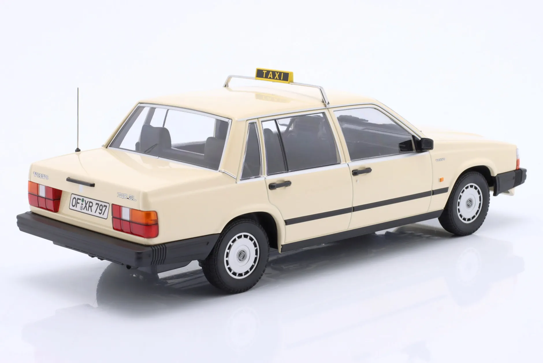 Volvo 740 GL Taxi Deutschland Baujahr 1986 beige 1:18 Minichamps