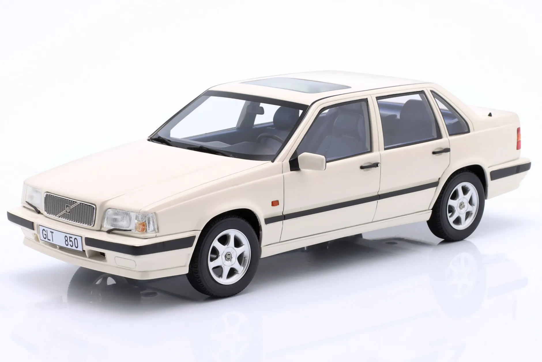 Volvo 850 GLT Baujahr 1991-1994 weiß 1:18 Cult Scale