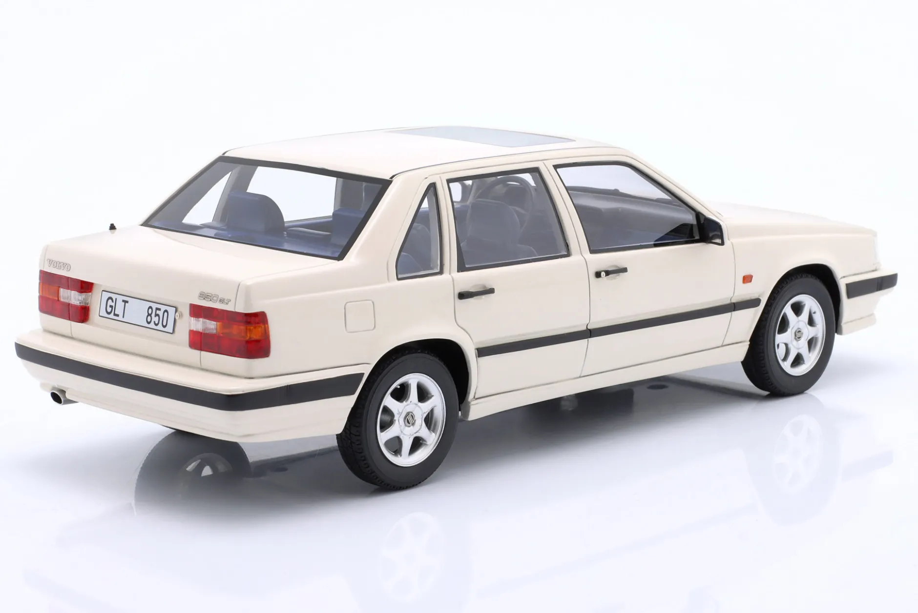 Volvo 850 GLT Baujahr 1991-1994 weiß 1:18 Cult Scale