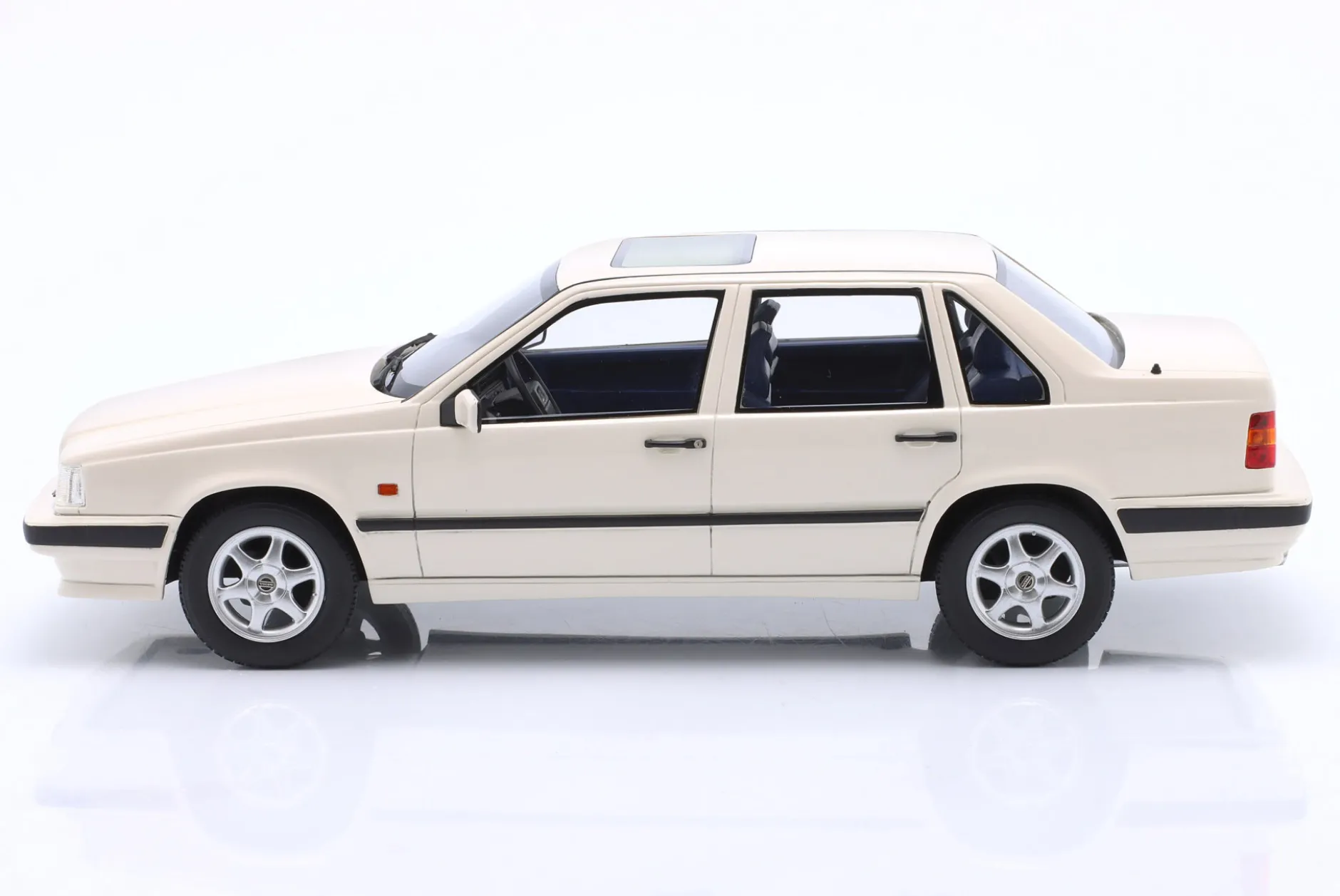 Volvo 850 GLT Baujahr 1991-1994 weiß 1:18 Cult Scale