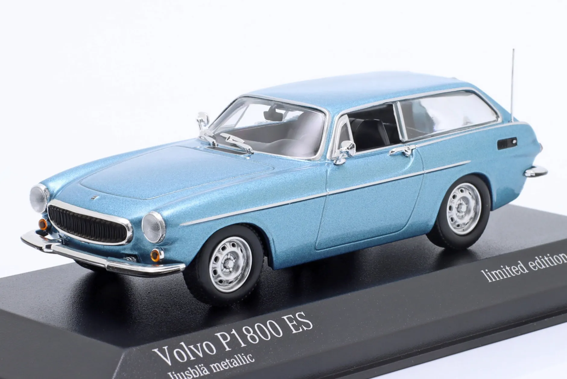 Volvo P1800 ES Baujahr 1971 eisblau metallic 1:43 Minichamps