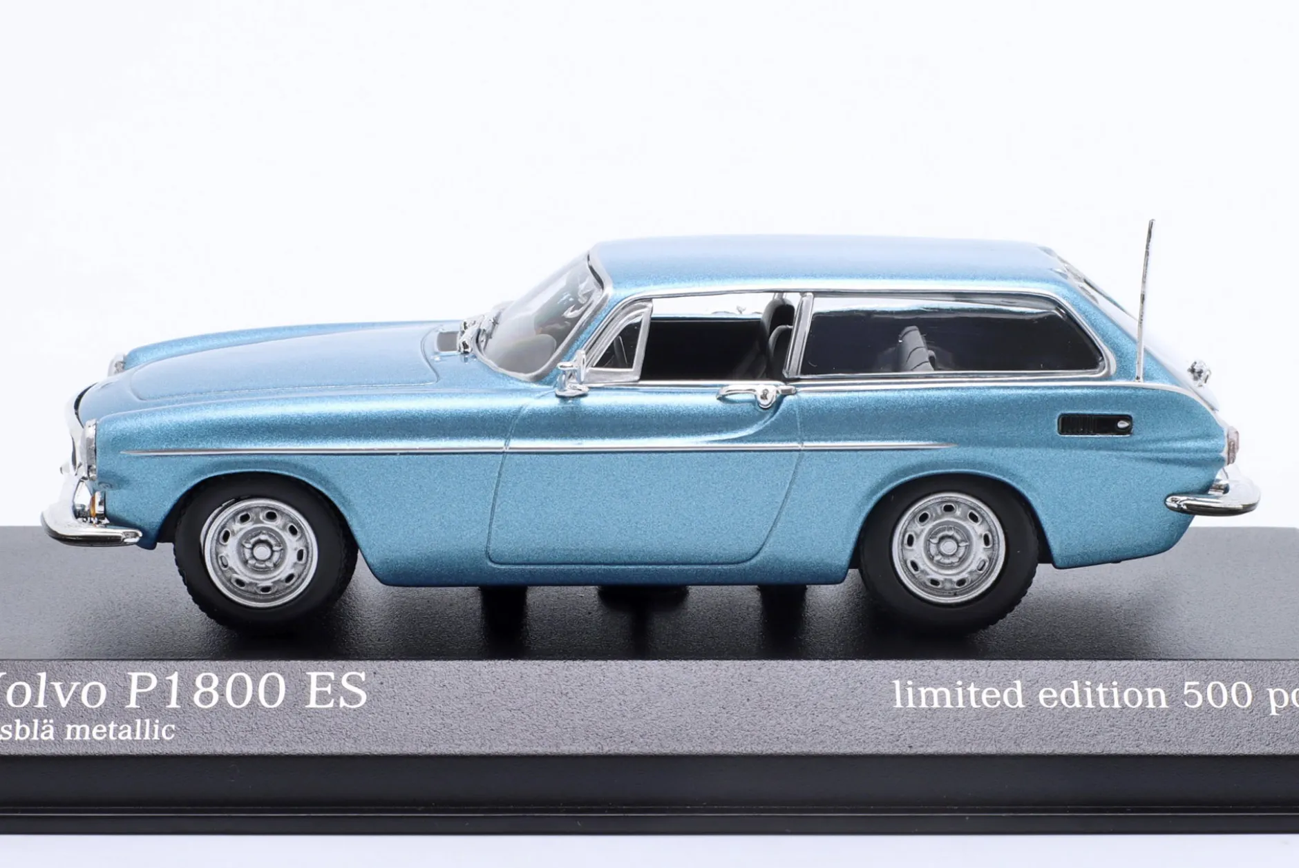 Volvo P1800 ES Baujahr 1971 eisblau metallic 1:43 Minichamps