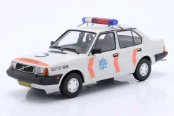 Volvo 340 Polizei Niederlande 1987 weiß 1:18 Triple9