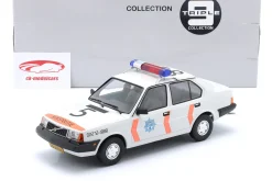 Volvo 340 Polizei Niederlande 1987 weiß 1:18 Triple9