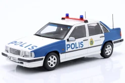 Volvo 850 Polizei Schweden Baujahr 1993 weiß, blau 1:18 Triple9