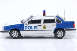 Volvo 850 Polizei Schweden Baujahr 1993 weiß, blau 1:18 Triple9