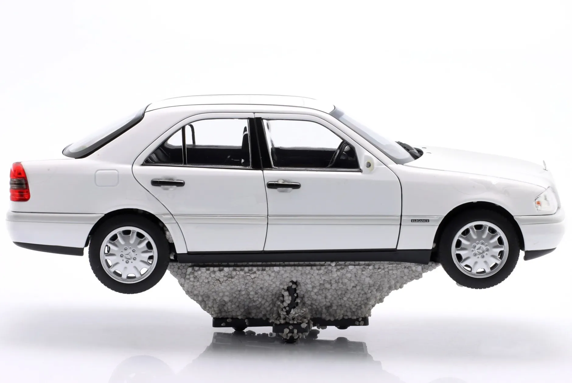 2.Wahl/ Mercedes-Benz C200 (W202) Baujahr 1993-1996 polarweiß 1:18 Norev