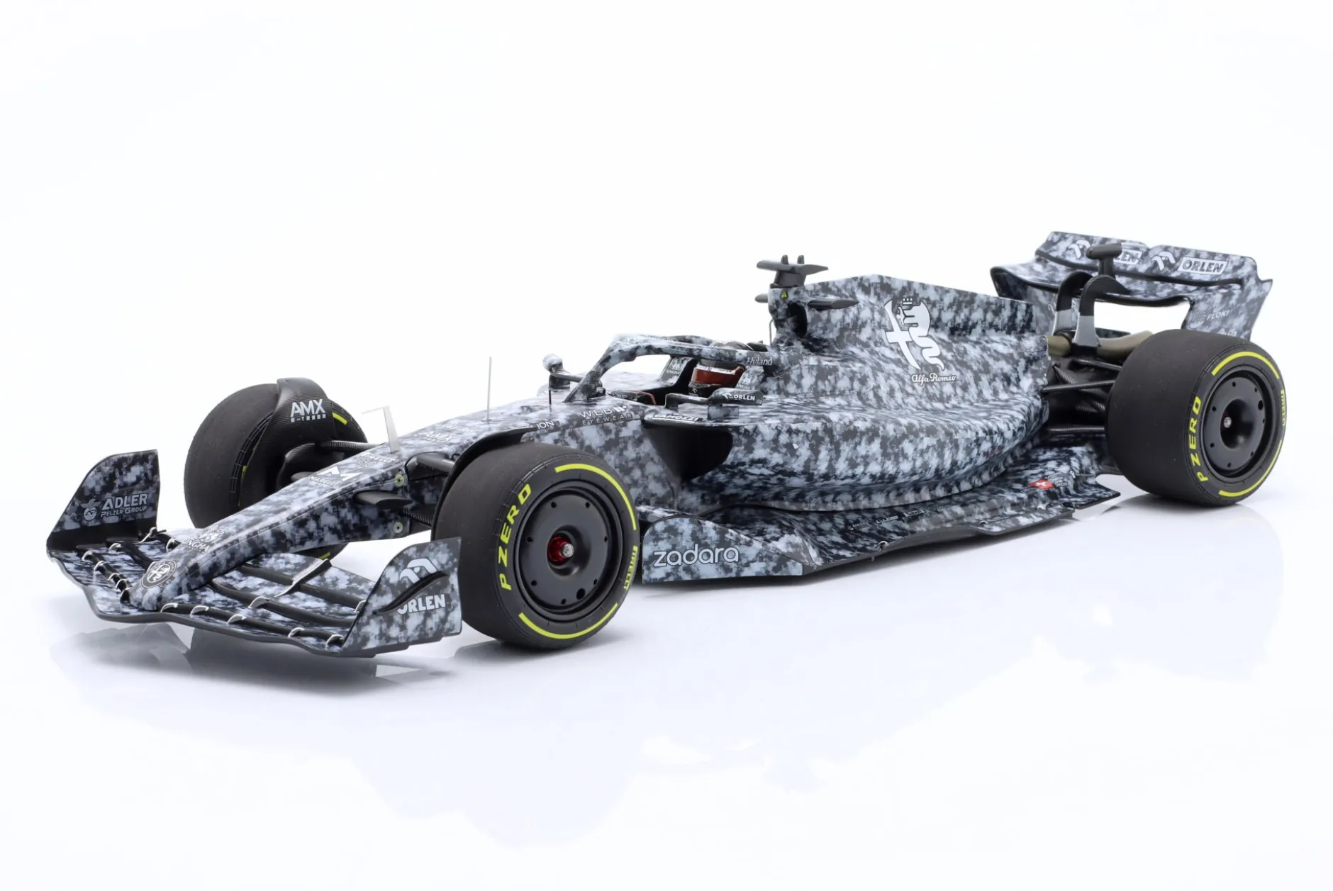 Zhou Guanyu Alfa Romeo C42 Formel 1 Test Barcelona 2022 1:18 Minichamps