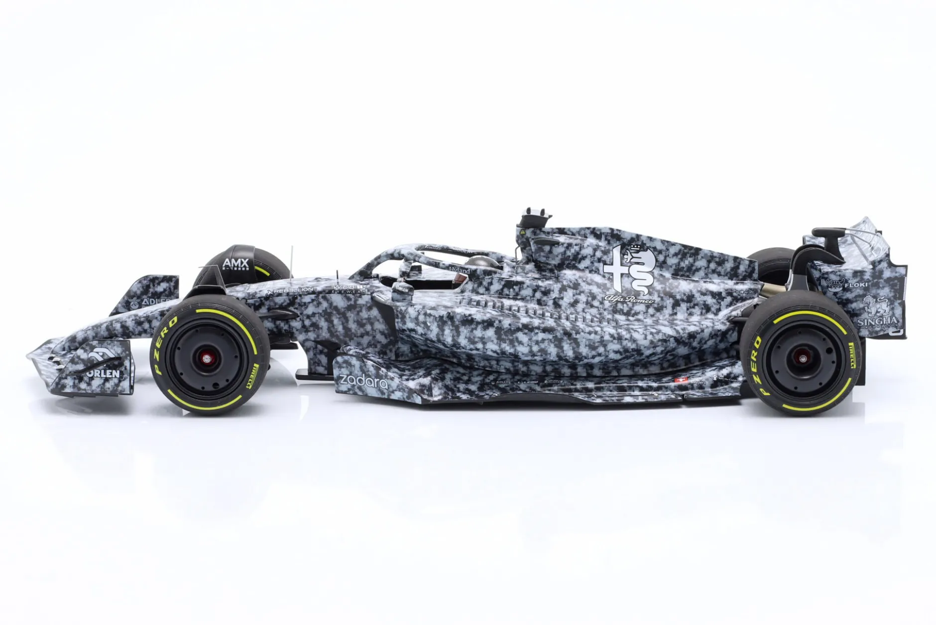 Zhou Guanyu Alfa Romeo C42 Formel 1 Test Barcelona 2022 1:18 Minichamps