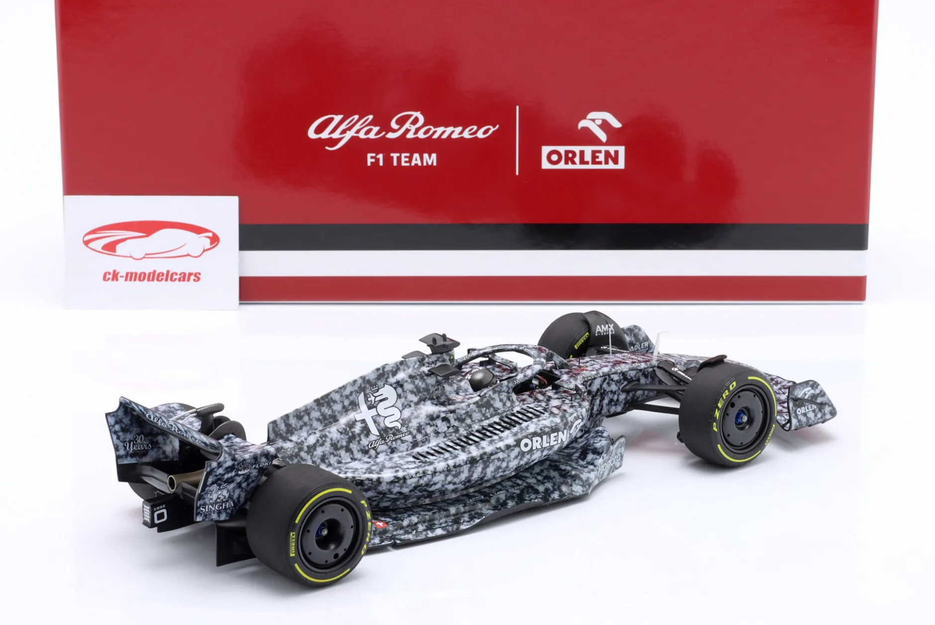 Zhou Guanyu Alfa Romeo C42 Formel 1 Test Barcelona 2022 1:18 Minichamps